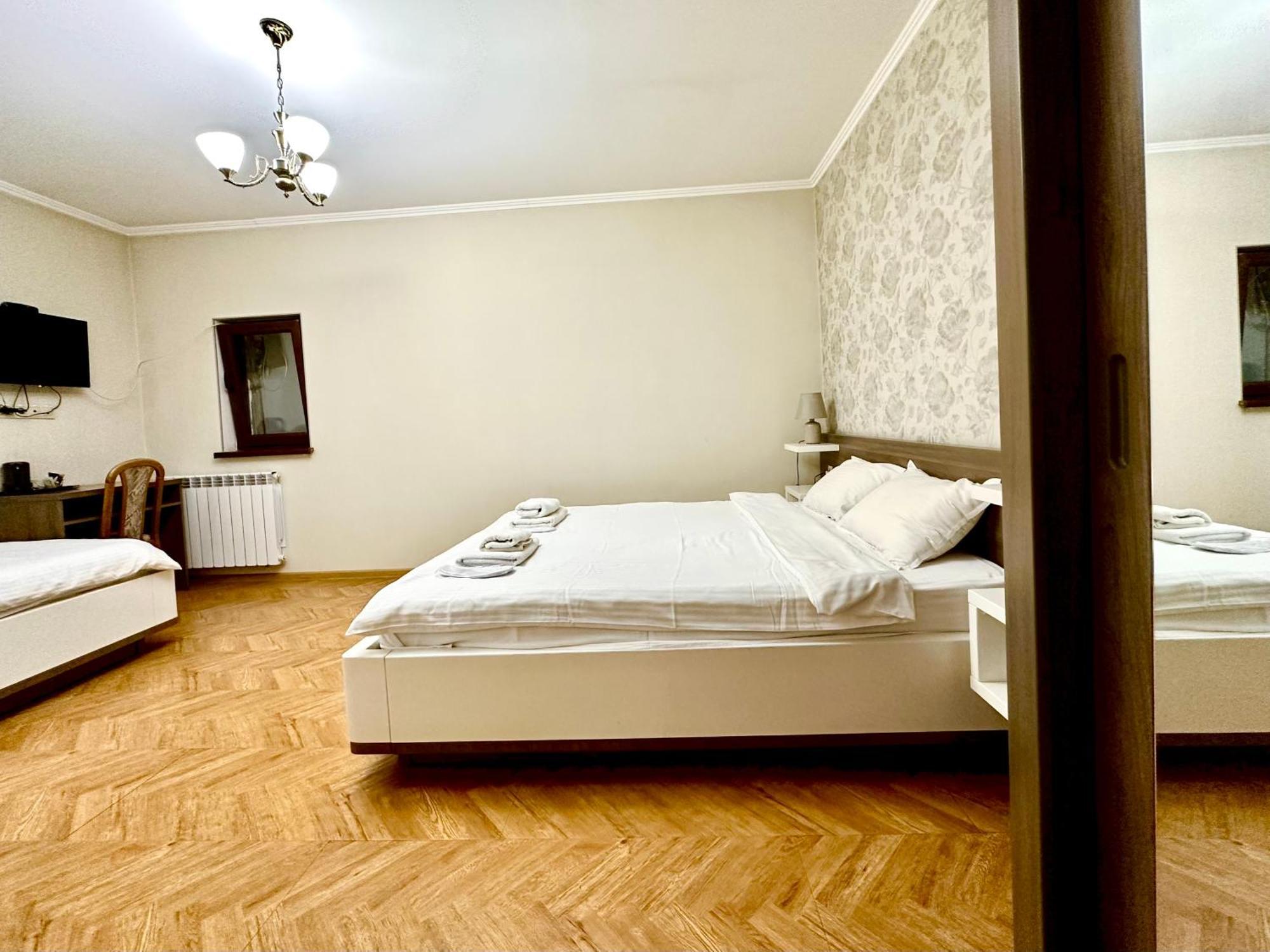 Hotel Four Brothers Тбилиси Экстерьер фото