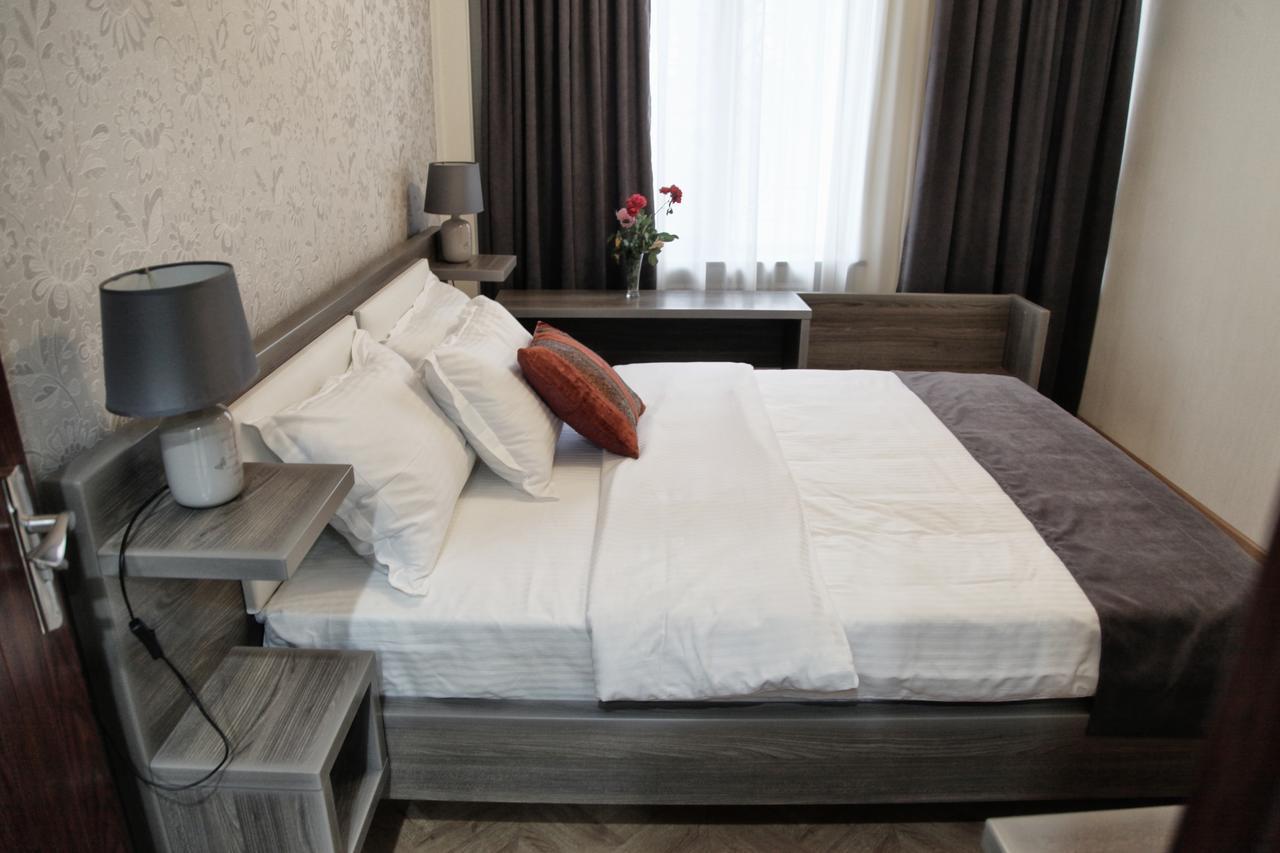 Hotel Four Brothers Тбилиси Экстерьер фото