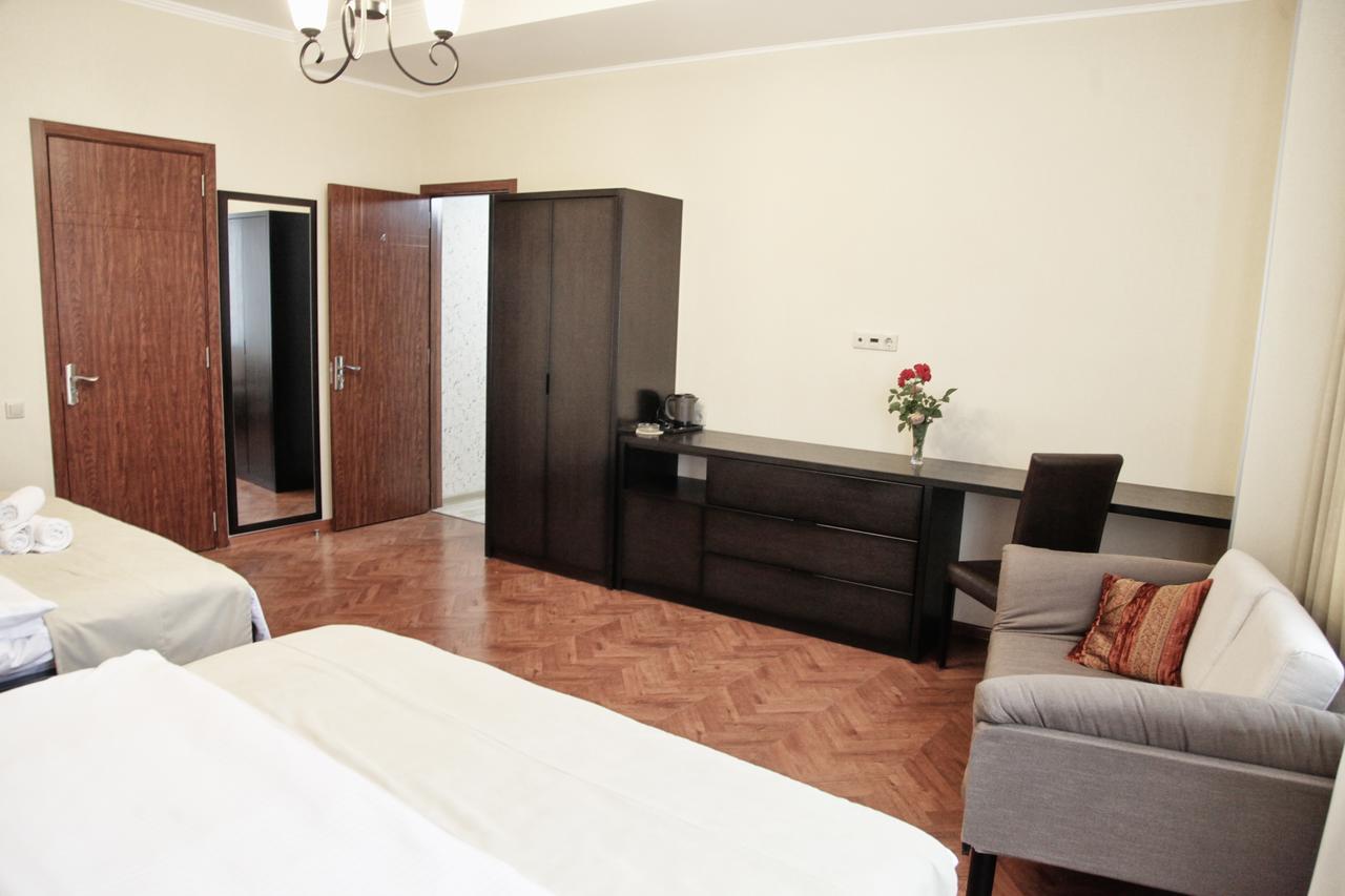 Hotel Four Brothers Тбилиси Экстерьер фото