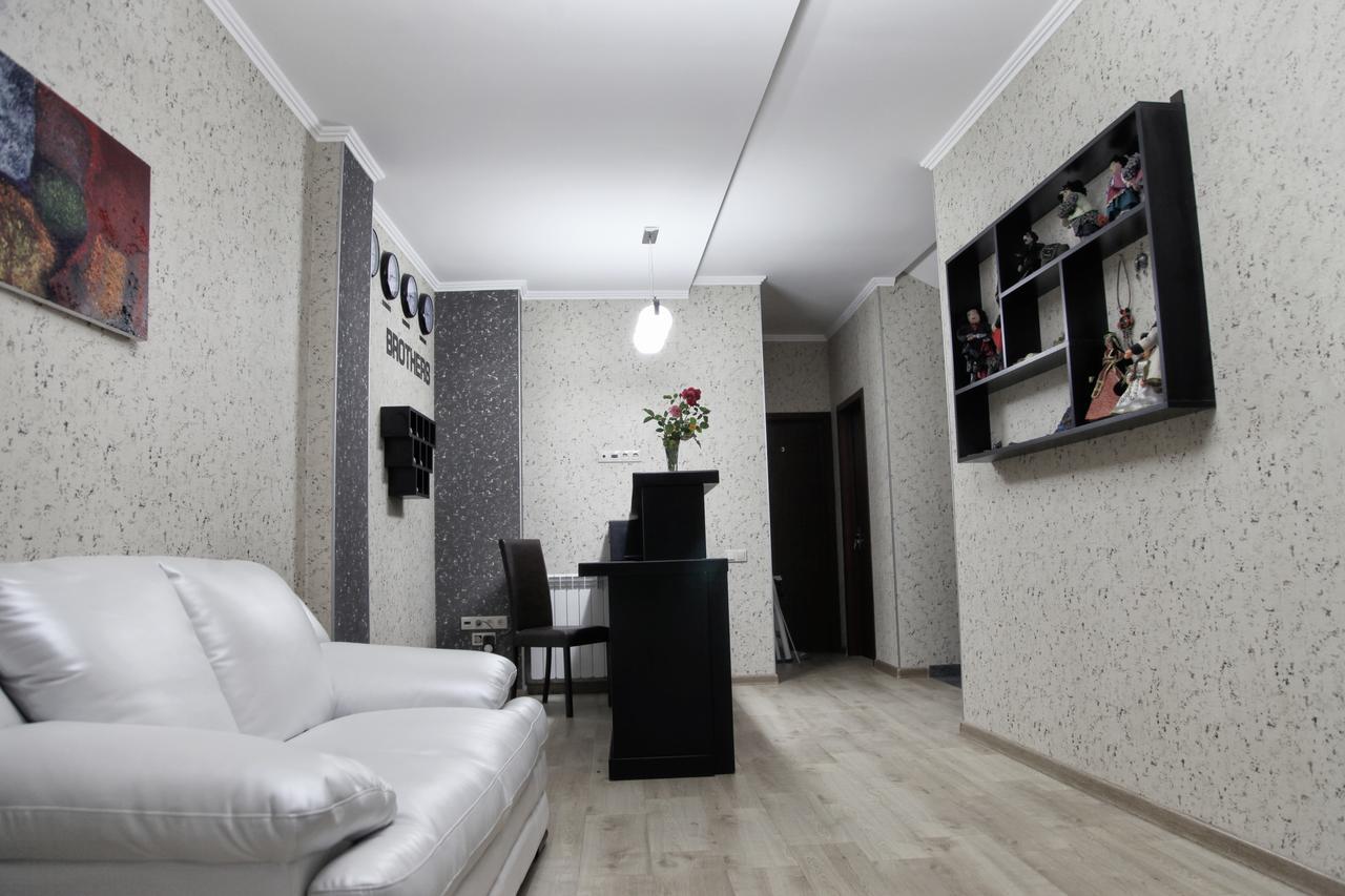 Hotel Four Brothers Тбилиси Экстерьер фото