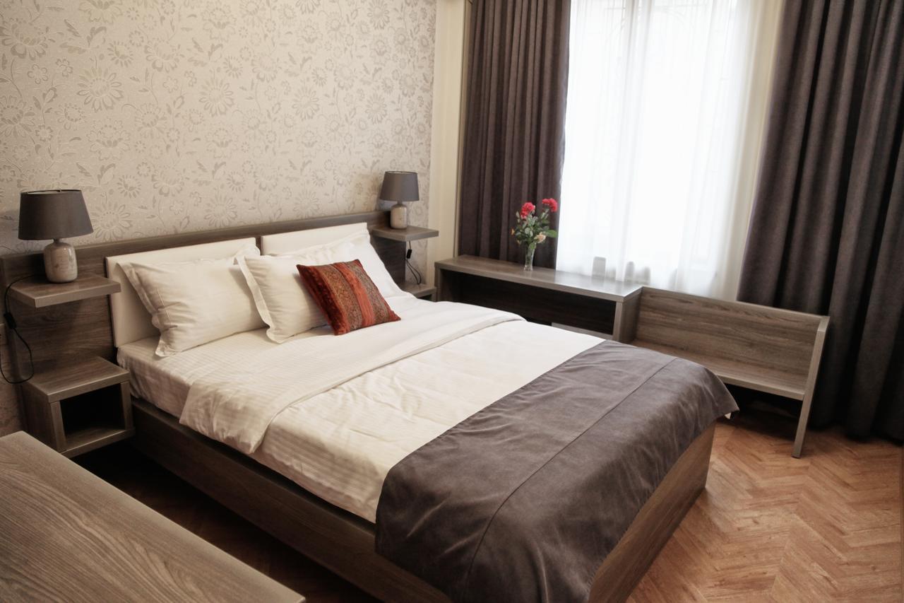 Hotel Four Brothers Тбилиси Экстерьер фото