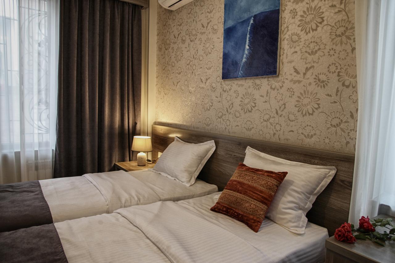 Hotel Four Brothers Тбилиси Экстерьер фото