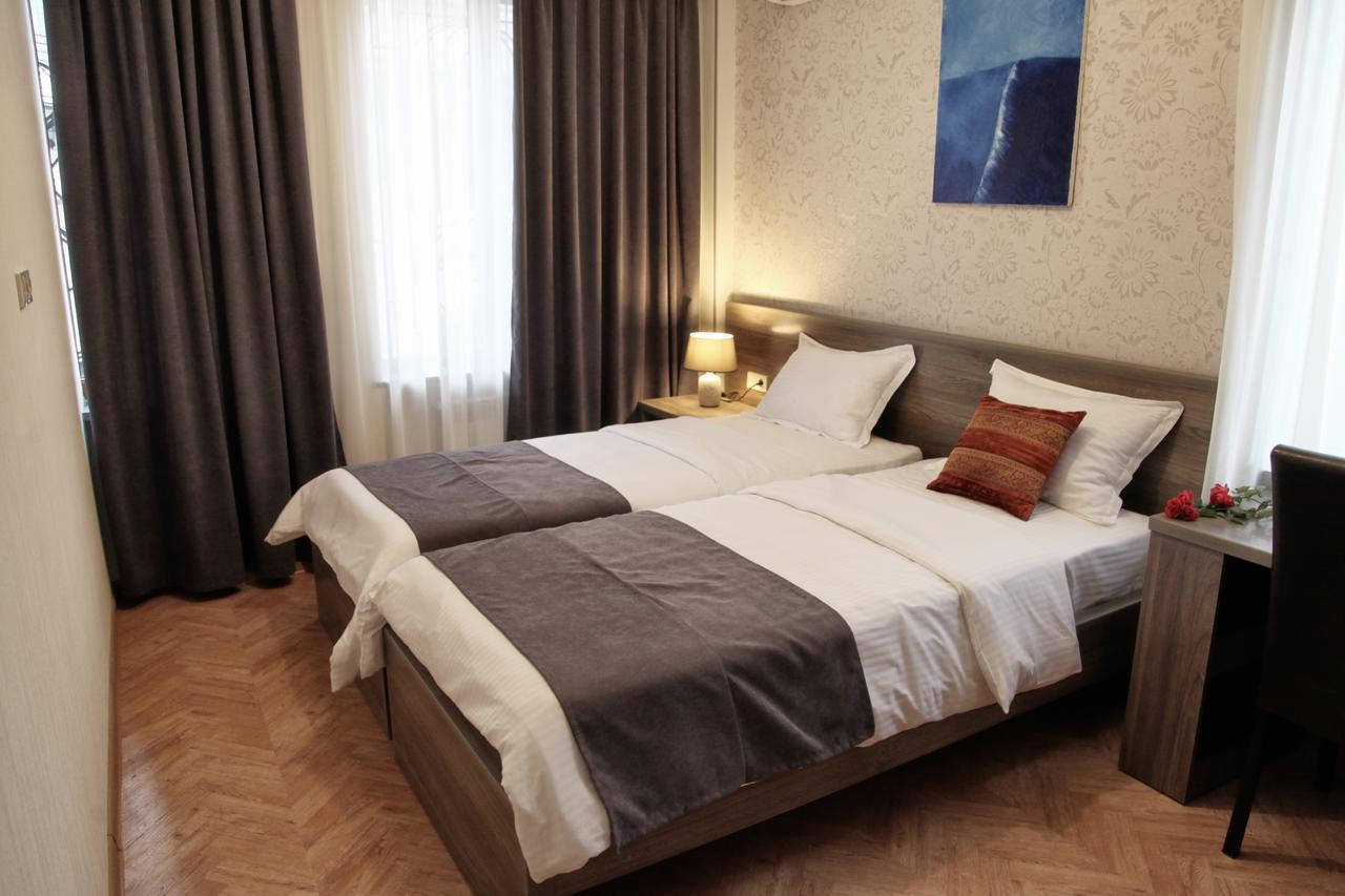 Hotel Four Brothers Тбилиси Экстерьер фото