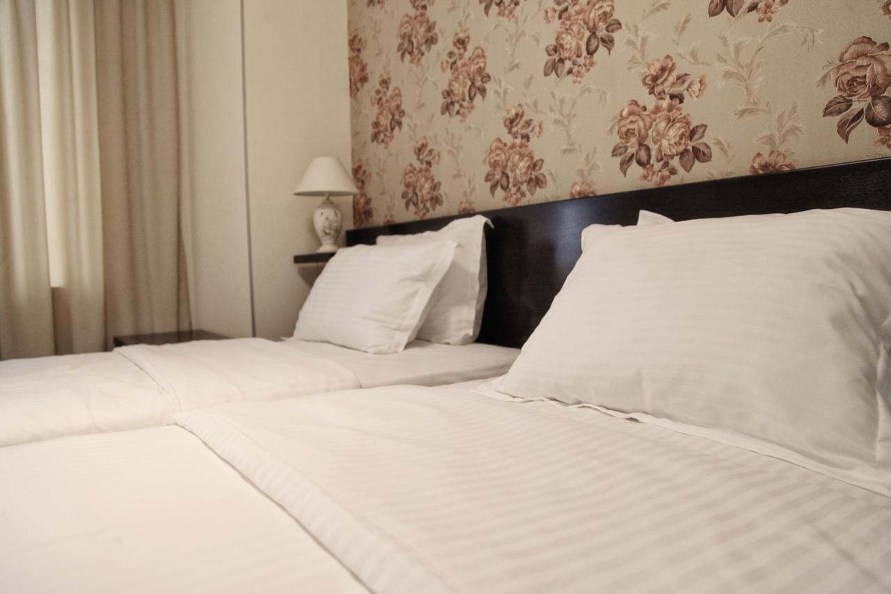 Hotel Four Brothers Тбилиси Экстерьер фото