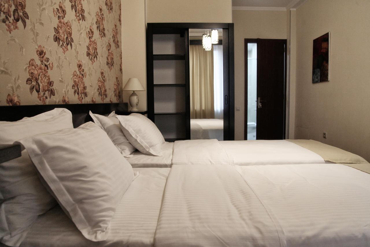 Hotel Four Brothers Тбилиси Экстерьер фото
