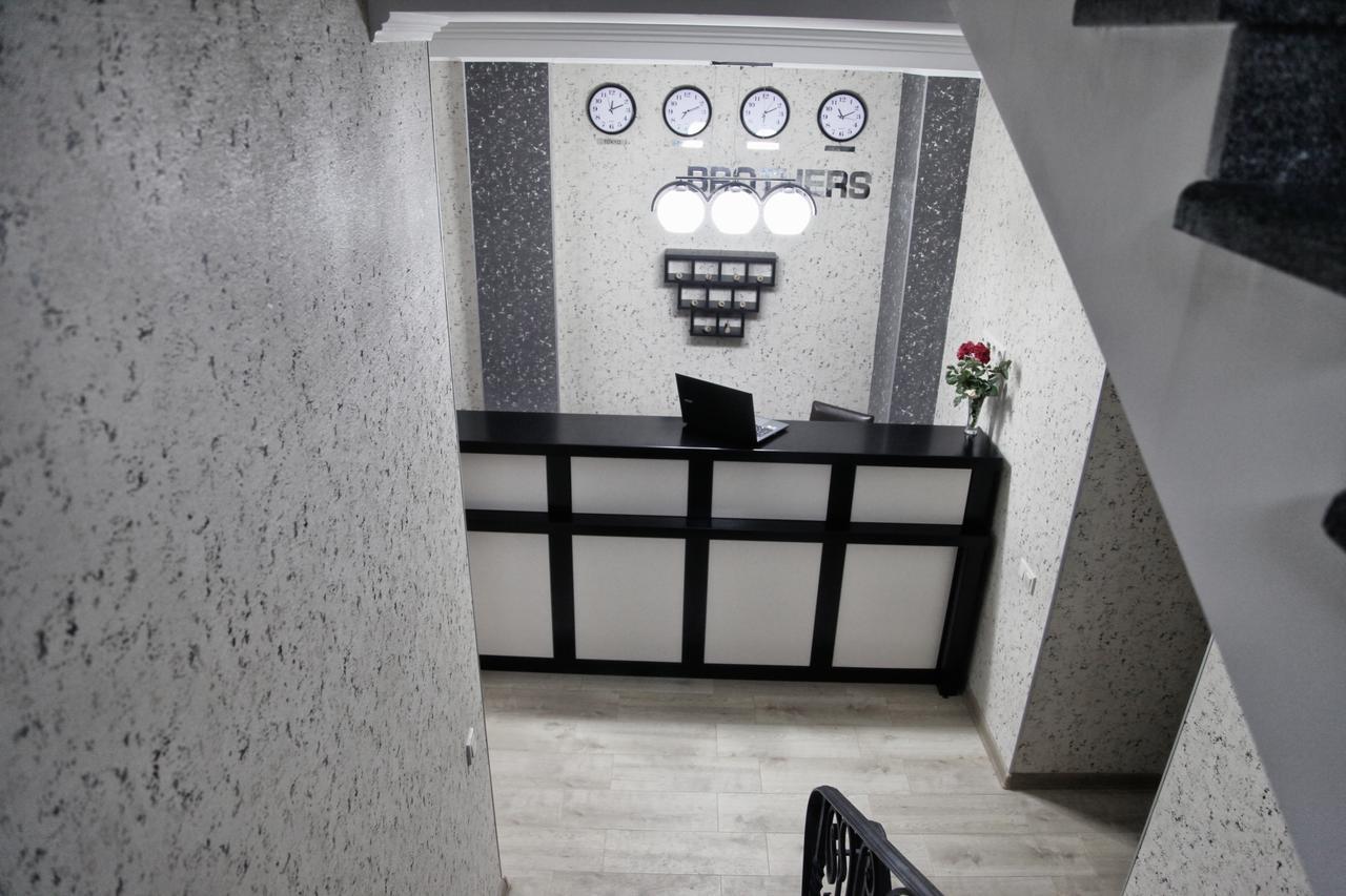 Hotel Four Brothers Тбилиси Экстерьер фото