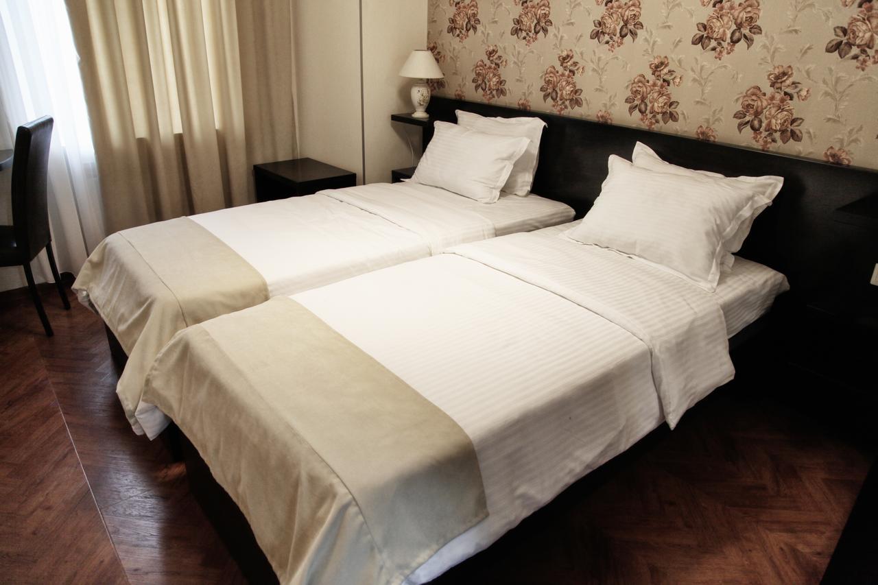 Hotel Four Brothers Тбилиси Экстерьер фото