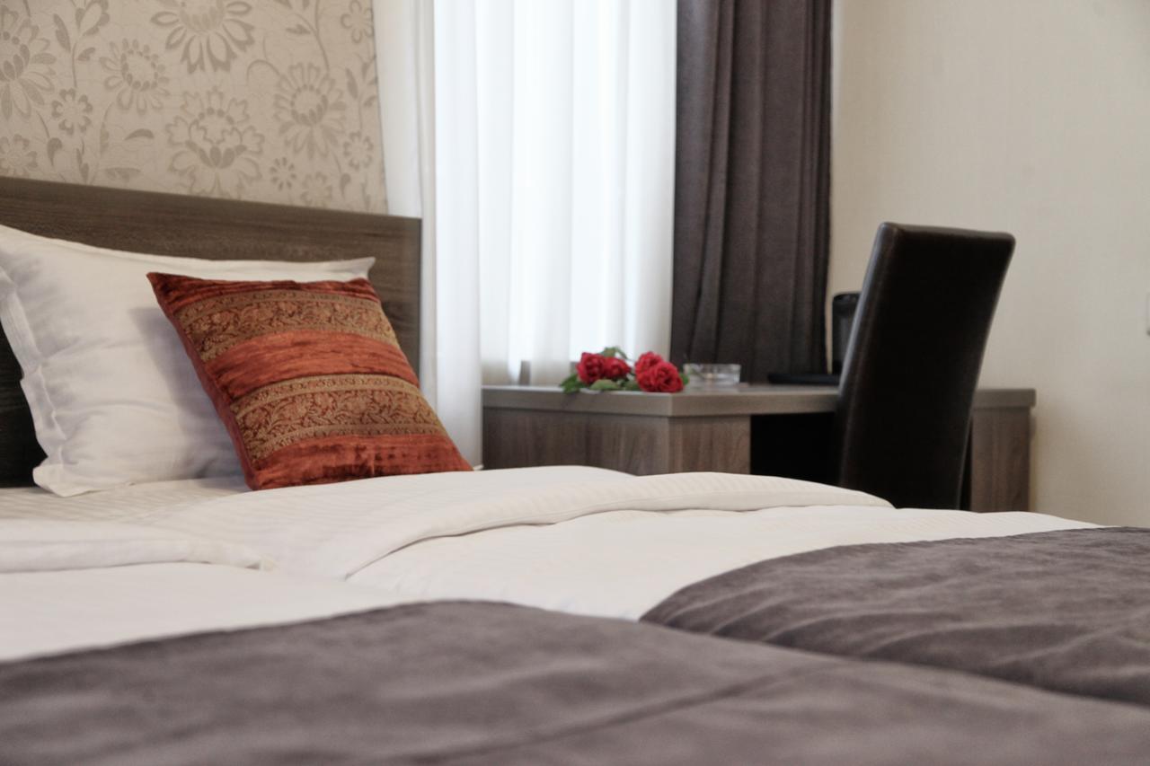 Hotel Four Brothers Тбилиси Экстерьер фото